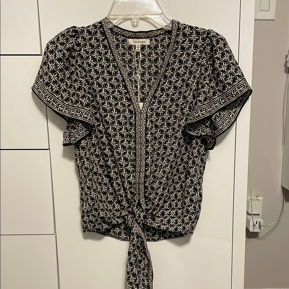 NWT Max Studio Black and White Flutter Sleeve Blouse with Tie Front - xs
